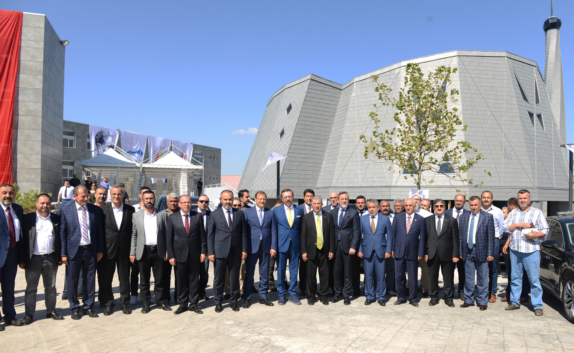 İş Dünyasının İki Dev Eseri Hizmete Açıldı